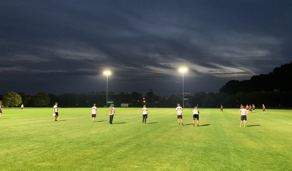 Twee verlichte frisbeevelden